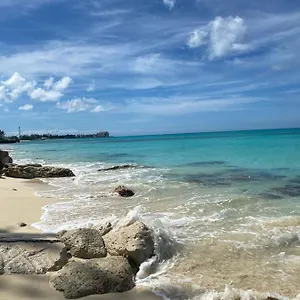 Homestay Cozy Townhouse-shared Space- Cash Only, Nassau